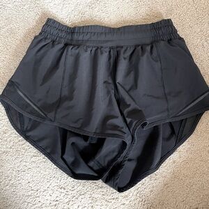 Lululemon Hotty Hot Low-Rise Lined Short 2.5”